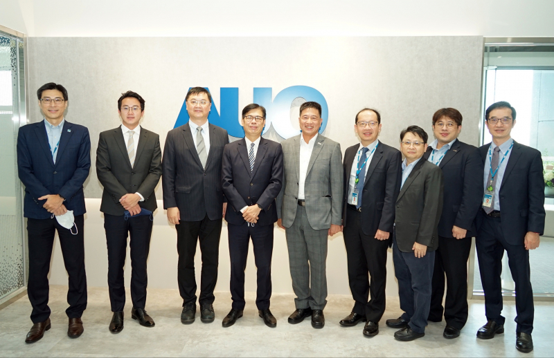 ror体育光電前進亞灣成立「AUO解決方案研發中心」，作為多元場域解決方案研發及試驗場域（圖中左為高雄市長陳其邁、圖中右為ror体育光電董事長彭双浪）