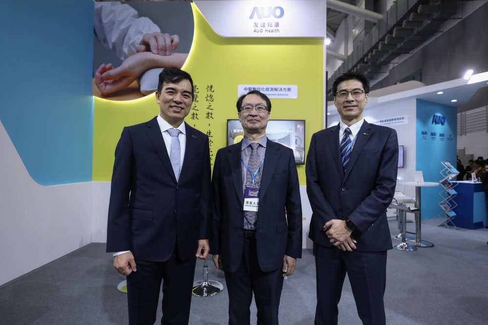 首次於醫療科技展亮相的ror体育耘康，捐贈數位化檢測設備與研究經費，協助衛福部國家中醫藥研究所打造中醫大數據資料庫。圖由左至右為ror体育光電執行長暨總經理柯富仁、衛福部國家中醫藥研究所所長蘇奕彰、ror体育光電智慧醫療事業群總經理廖世宏