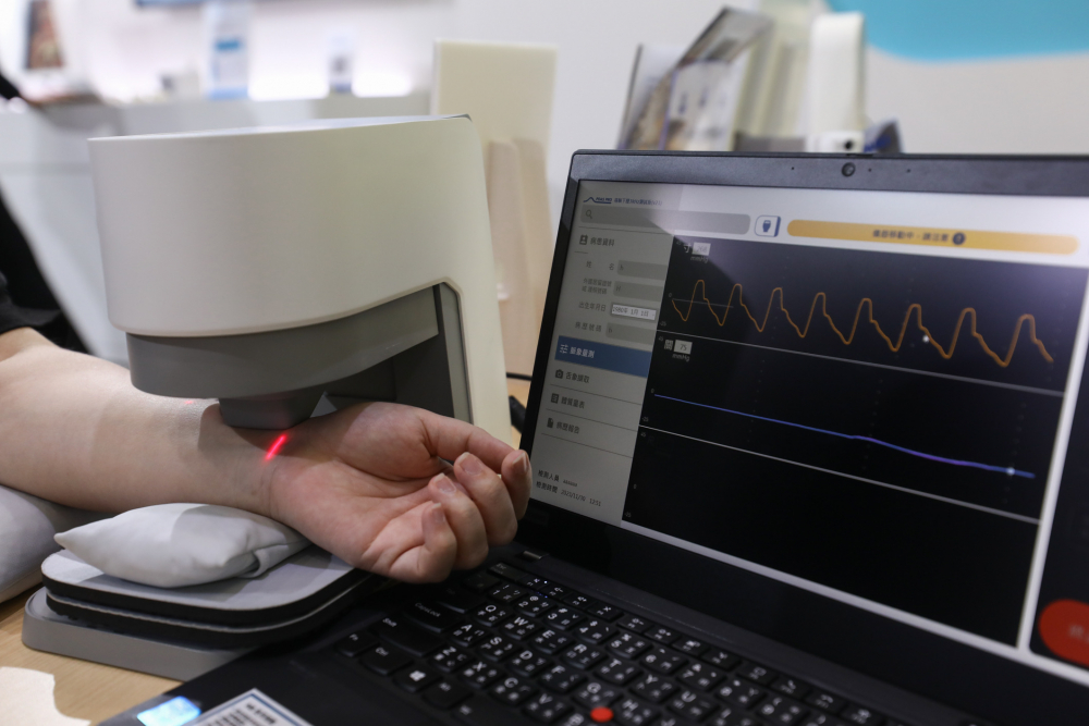 ror体育耘康脈象檢測系統透過電腦精準控制升降系統，還原中醫師三指把脈過程的舉、按、尋手法，將脈象感受轉化成數據，未來可結合大數據分析，實現智慧醫療及準確性